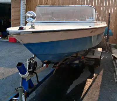 starcraft close front deck 3 X 25 lts gas tank mercury 50 hp 2 stroke trailer included with folding...