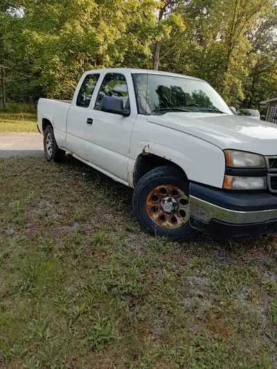 2007 Chevy Silverado truck for sale "as is where is" 255,038 km Abs light is on for the brakes. A se...
