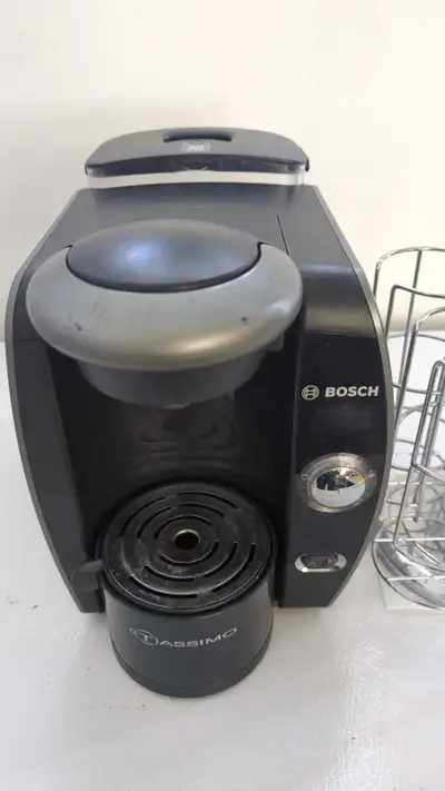 Brew your perfect cup with this used Bosch Tassimo coffee machine, designed for single-serve conveni...
