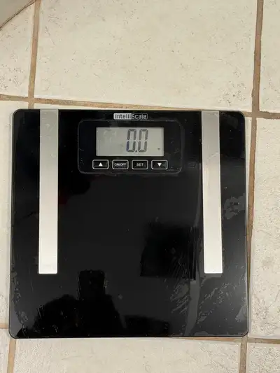 Decluttering a bit so selling this scale. Functions perfectly without any issues. If the ad is up, t...
