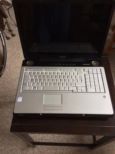 Toshiba Satellite P200-BW5 17" Laptop in Laptops in Belleville - Image 6