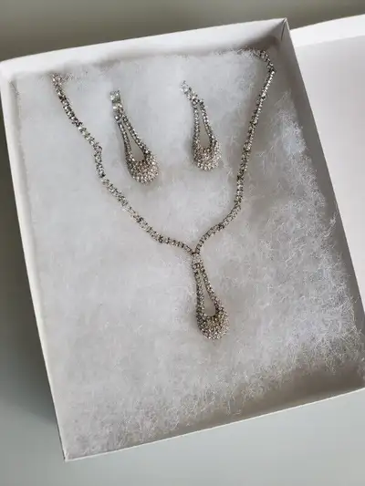 Jewelry set, earungs and necklace, View more