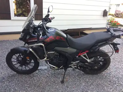 En parfaite condition! Complètement équipée pour l’aventure: protège-mains, protège-moteur, sacoches...