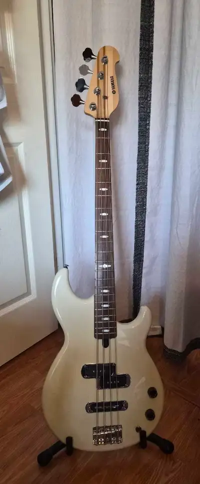 Yamaha BB424 Bass, View more