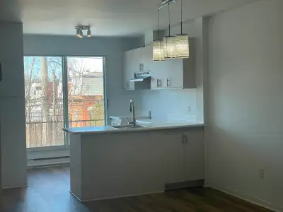 ☀️ 5½ lumineux – style condo à l’étage Disponible dès avril – rare en ville ! Dernier étage d’un tri...