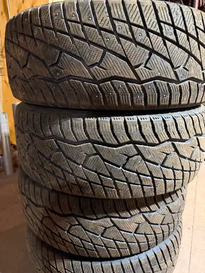 4 245/50/20 Venom Ice Hunter tires in great condition $400