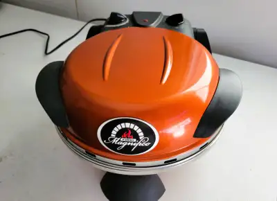 Excellent condition. To cook the perfect pizza requires three things, a high temperature, a refracto...