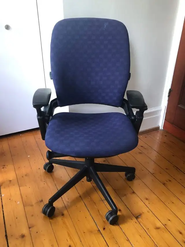 Steelcase Leap v2 Blue in Chairs & Recliners in City of Toronto - Image 2