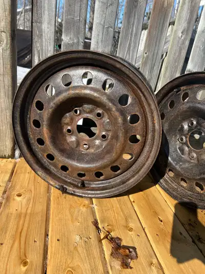 Bought set of tires in fall . Came on these rims . Off a jeep wrangler . 5 bolt , I’m told they work...