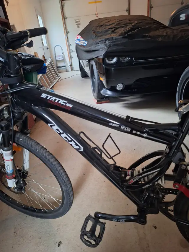 Vélo CCM static roues de 26" , avec  accessoires in Mountain in Saint-Hyacinthe - Image 3