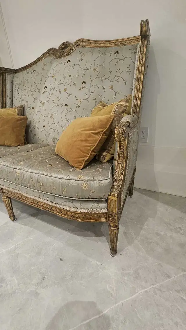 Vintage Sofa in Couches & Futons in City of Toronto - Image 4