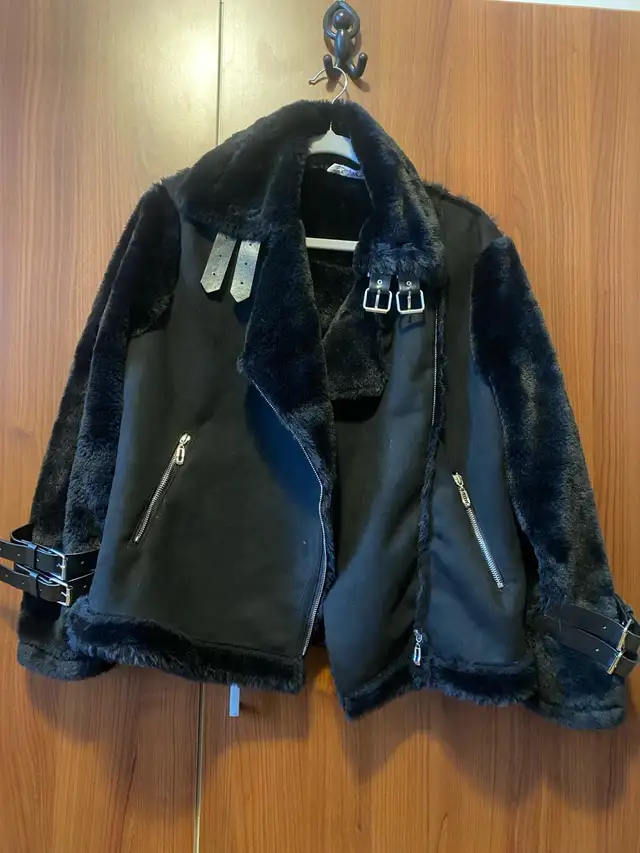 Black Faux Suede Jacket  in Women's - Tops & Outerwear in City of Toronto - Image 2