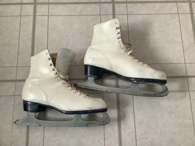 Women’s leather figure skates size 8 in Skates & Blades in Ottawa - Image 2