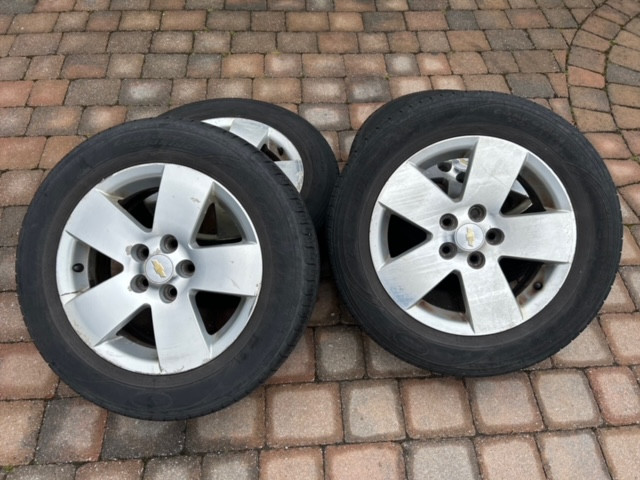 Mags GM Chevrolet 16" avec pneus 4 saisons 235/65R16 dans Pneus et jantes  à Laval/Rive Nord