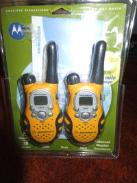 Motorola Walkie Talkie T5820 2 Way Radio