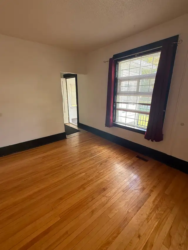 Nutana 2 bedroom with den available November 1st