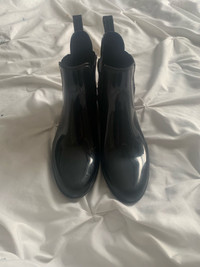 Used rain boots  size 7
