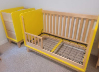 Beautiful Convertible Crib and Change Table w Drawers