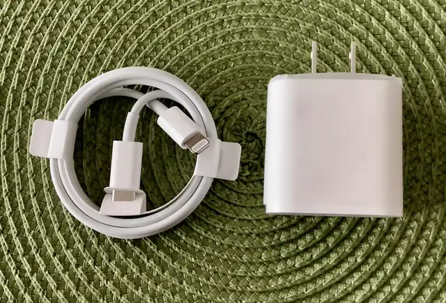 Genuine Apple Charger 20W and  Cable lightening type, New in Cell Phone Accessories in Victoria - Image 3
