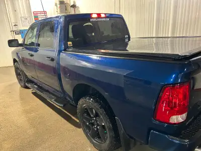 2020 Ram 1500 Classic Crew Cab 4x4. Good condition. 98, 500km. Tonneau cover, side steps, 20" black...