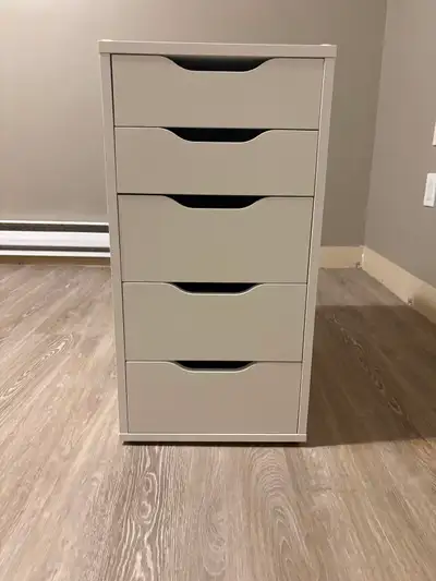 Has 5 drawers. See picture.