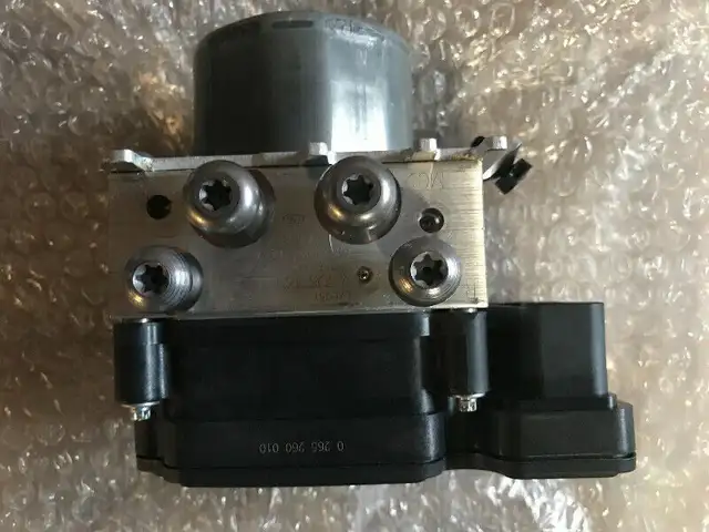 New BMW s1000rr electronic ABS Pump Anti Lock Brakes Module OEM in Other in City of Toronto - Image 4