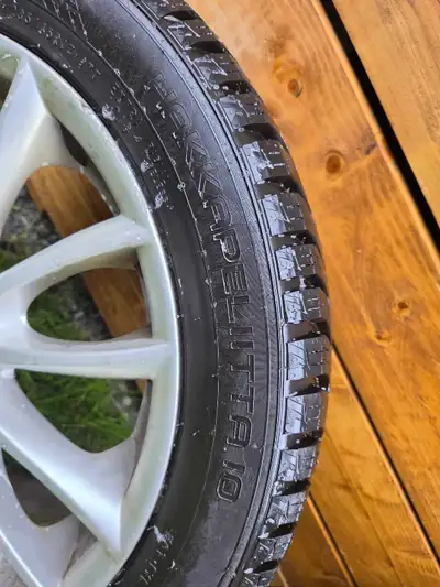 Je vends cet ensemble de quatre pneus d'hiver Nokian Hakkapeliitta. 2 pneus hakkapeliitta 10 de moin...