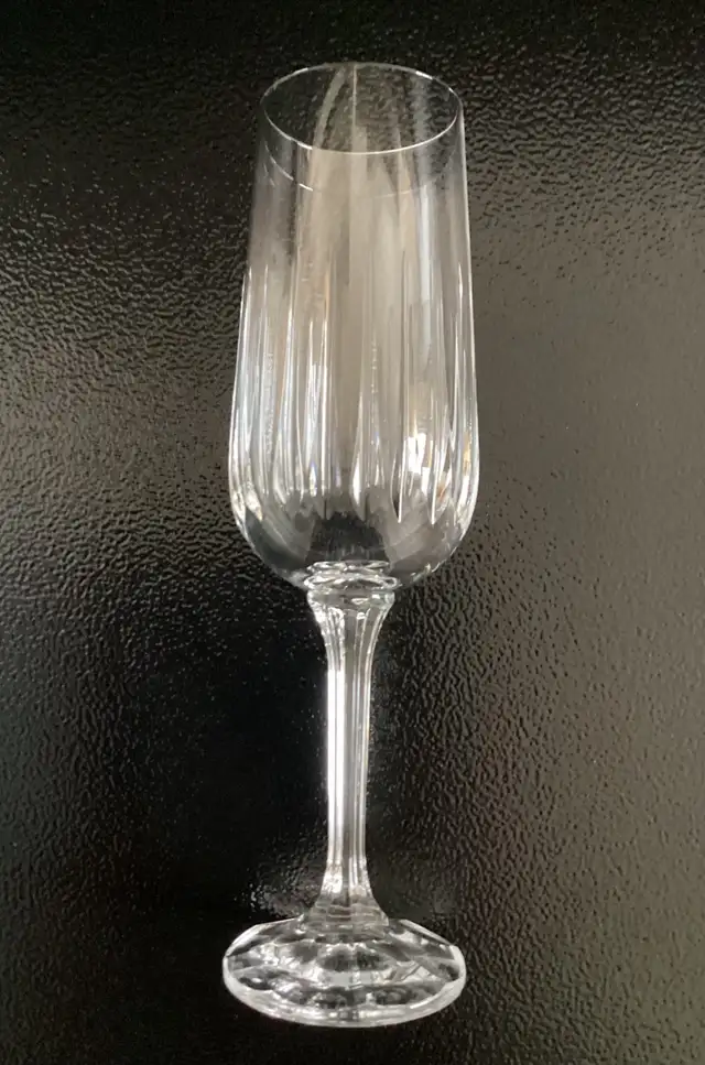 PRICE DROP! Set of 7 Vintage Crystal Champagne Flutes Glasses in Kitchen & Dining Wares in West Island - Image 6