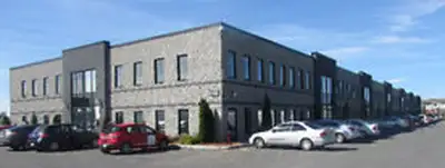 Bureau et entrepôt à louer de 3200 pi² situés à 2 minutes de Brossard Dix/30. Très propre et beaucou...
