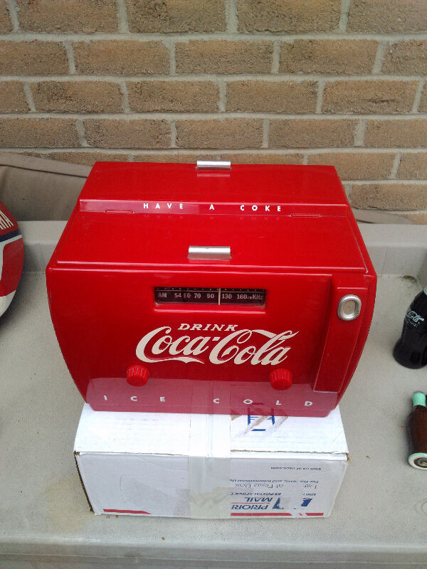 COCA COLA RADIO WITH TAPE PLAYER IN GOOD CONDITION COLLECTOR in General Electronics in Windsor Region - Image 2
