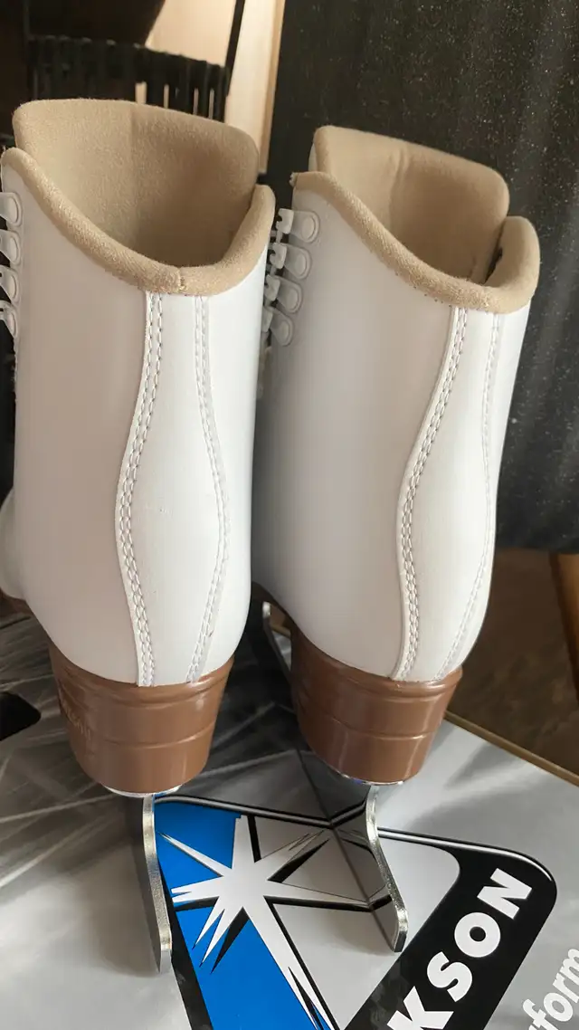 EUC Jackson Mystique Ice Figure Skates-Womens/Youth Girls Size 4 in Skates & Blades in Ottawa - Image 8