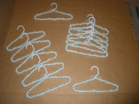 13 Pastel-Yarn Hangers