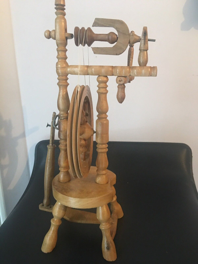 Vintage miniature spinning wheel 15” in Arts & Collectibles in Markham / York Region - Image 2