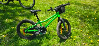 Scott Roxter 16inch, Hi end kids bike Great Condition No Rust at all Extra 2 training wheels include...
