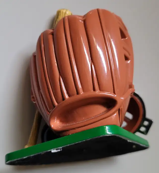 Vintage Baseball Diamond with Bat Glove Ball Mask Hat Desk Clock in Arts & Collectibles in Oshawa / Durham Region - Image 7