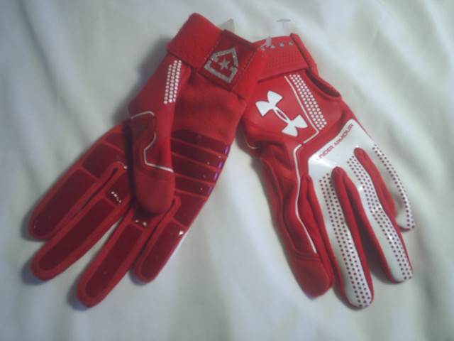 Youth Medium Red & White Batting Gloves in Baseball & Softball in Sarnia - Image 2