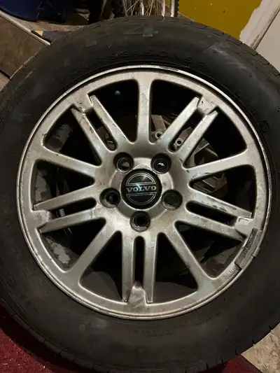195 65 r15. Pirelli P4. All seasons tires. Almost new! Aloy rims from a Volvo S60.