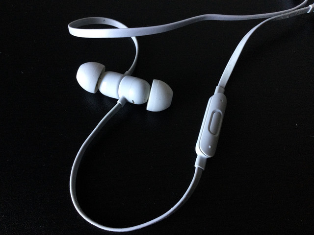 BEATS Flex In-Ear Bluetooth Headphones by Dr. Dre earphones earp in Headphones in Saskatoon - Image 3