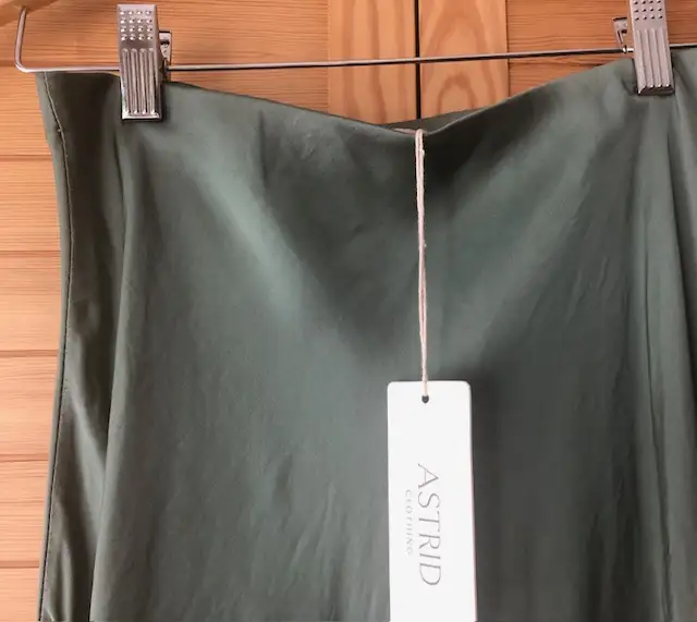 NEW with Tag - Italian - Designer ASTRID Satin Shimmer Skirt in Women's - Dresses & Skirts in Delta/Surrey/Langley - Image 4