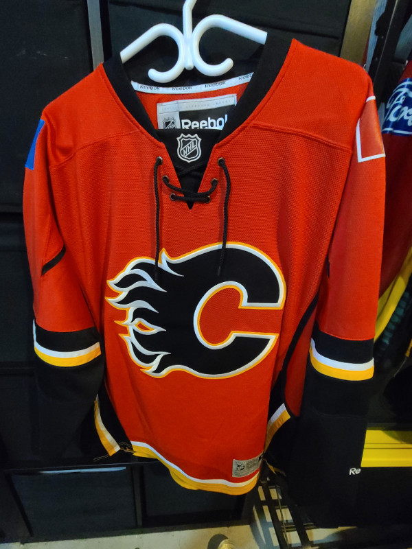 Calgary Flames Offical NHL Reebok Jersey, Size M in Men's in Calgary