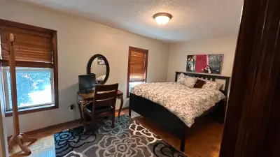 Master bedroom space available for a single female ONLY Located in Main Downtown Hamilton core and c...