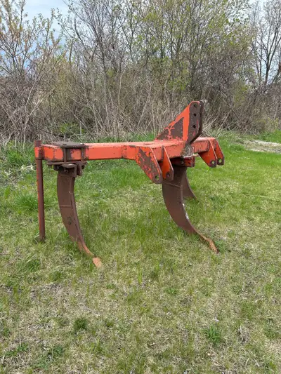 Selling a case 3pt sub soiler 3 shank good points 2200obo Text/call 22six-74eight-99two two