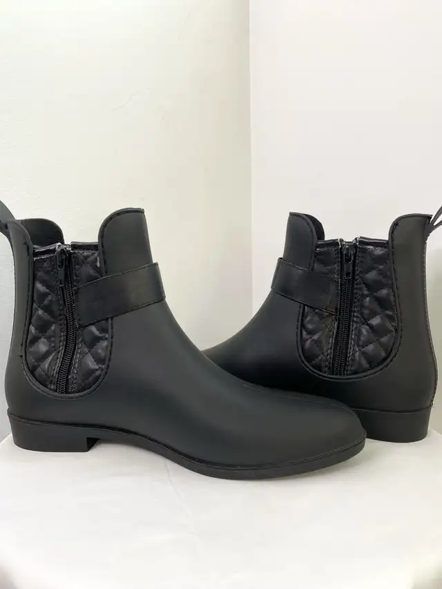 Women’s Boots  in Women's - Shoes in Kitchener / Waterloo - Image 4