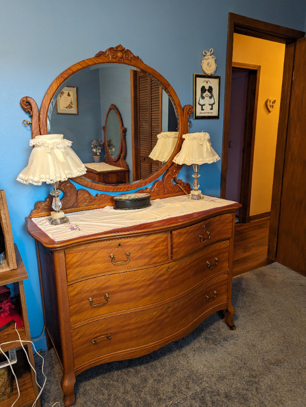 Antique dresser with mirror in Dressers & Wardrobes in Trenton - Image 2