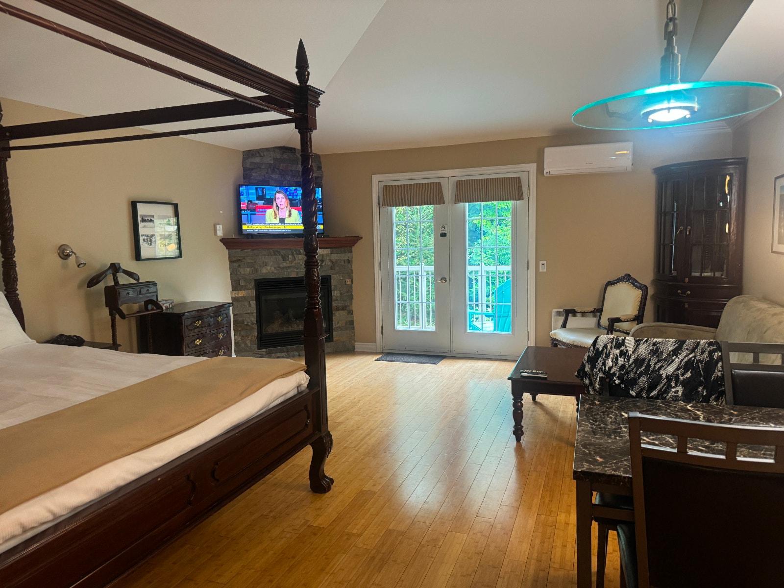 Hotel-style condo-Loft in the heart of St-Sauveur — photo 3