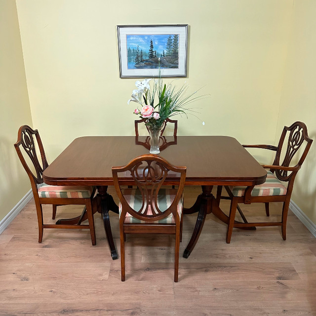 Old Vintage Mahogany Duncan Phyfe Dining Table and 4 Chairs in Dining Tables & Sets in City of Toronto