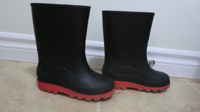 Boys Rain Boots, Size 12, EUC, $10 in Kids & Youth in London - Image 3