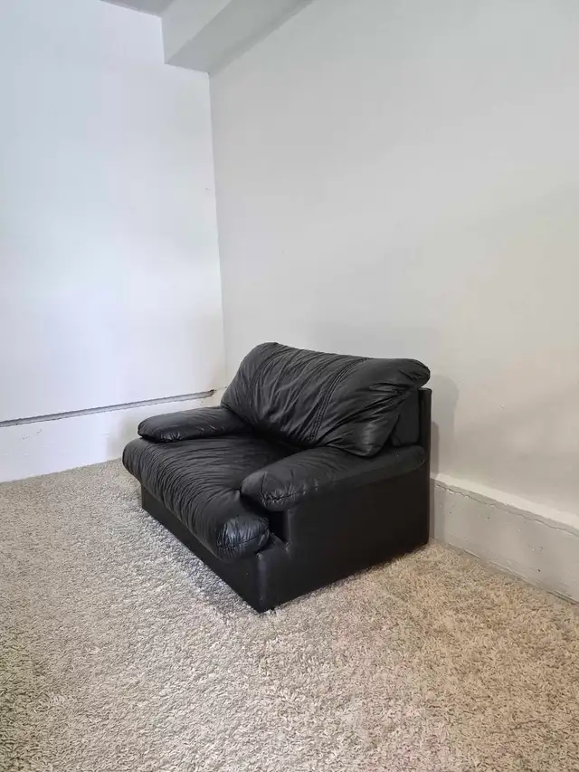 FREE DELIVERY Doimo Salotti Single Black Leather Sofa Chair in Chairs & Recliners in Vancouver - Image 5