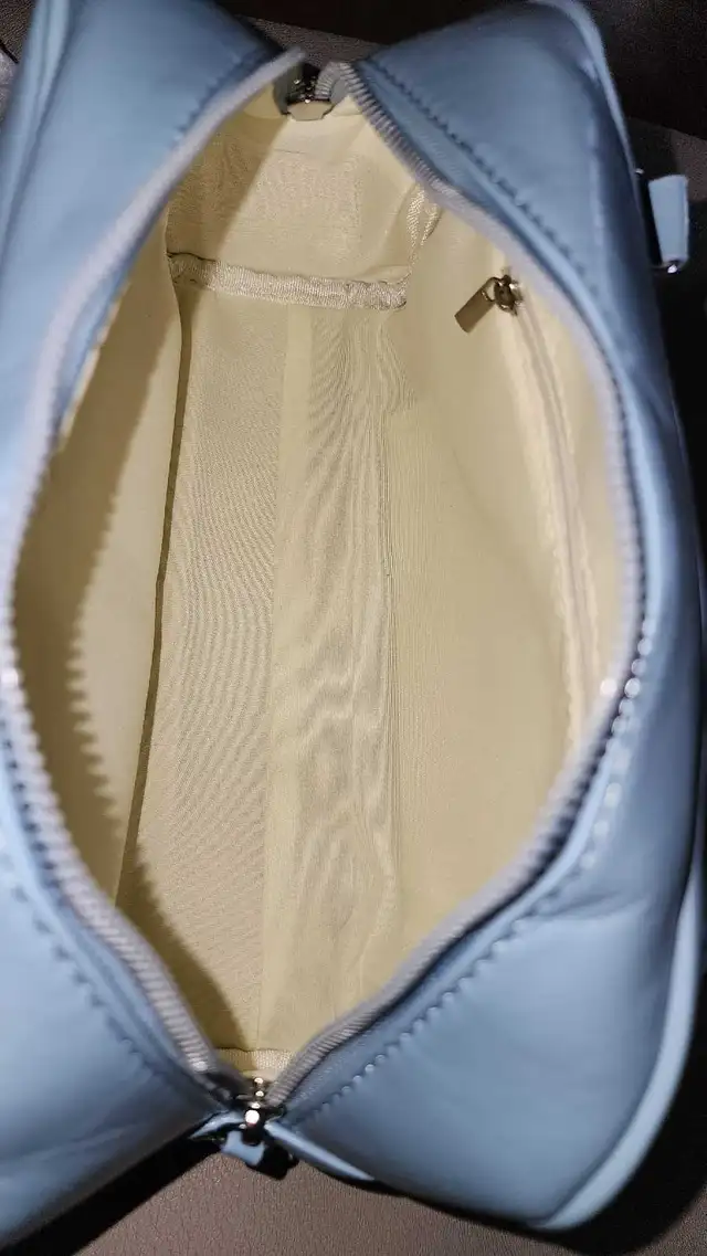 Light Blue Handbag with Pockets in Bags & Luggage in Mississauga / Peel Region - Image 3