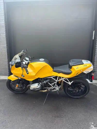 Spotless 1200cc bmw. Tires are 6months old lots of tread. Abs, touring bags locking, bmw alarm, tank...